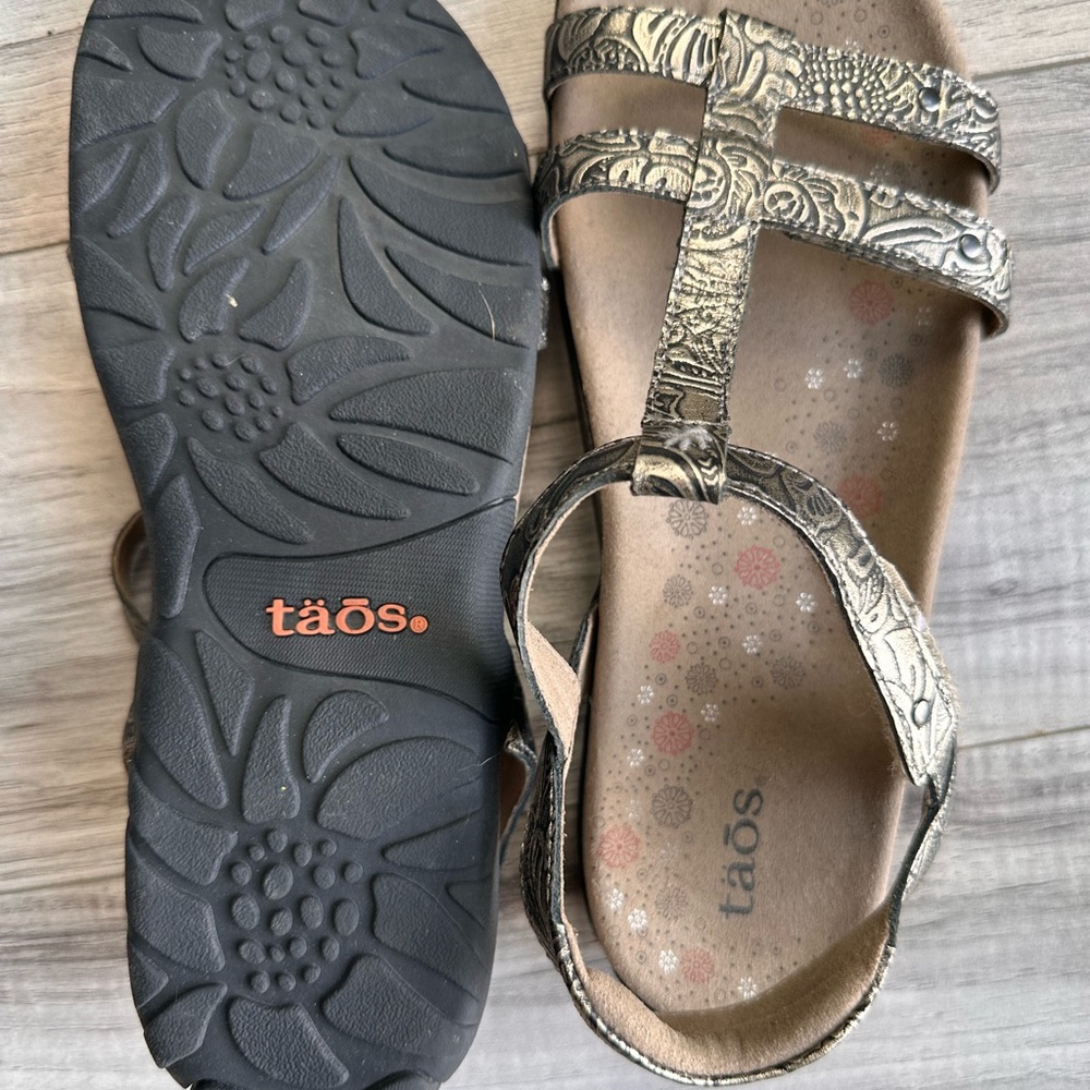 Taos trophy orthopedic embossed sandals pewter 8 LIKE NEW